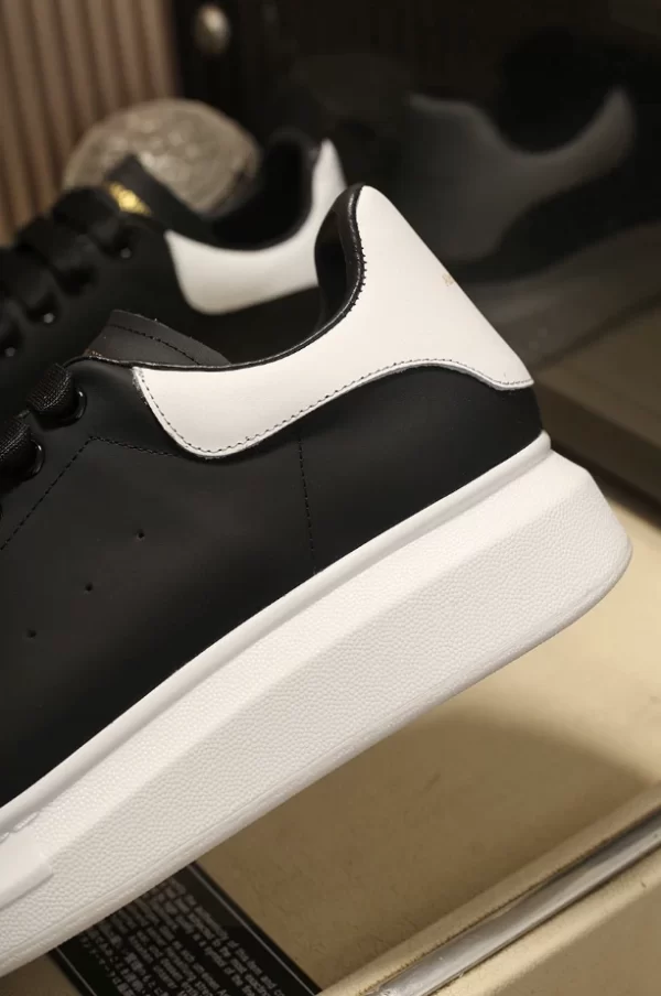 Alexander McQueen Oversized Sneaker - RAS02