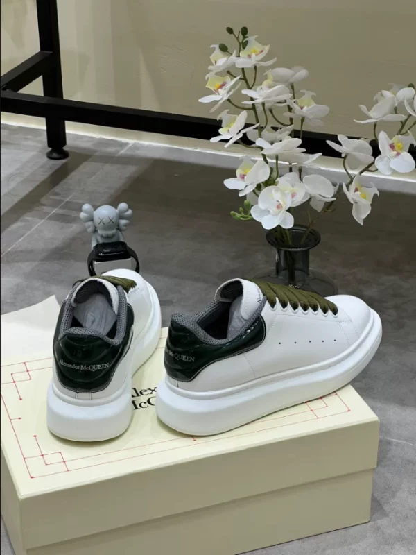 Alexander McQueen Oversized Sneaker - RAS38