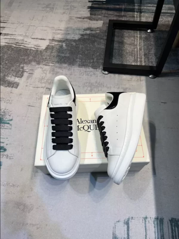 Alexander McQueen Oversized Sneaker - RAS14