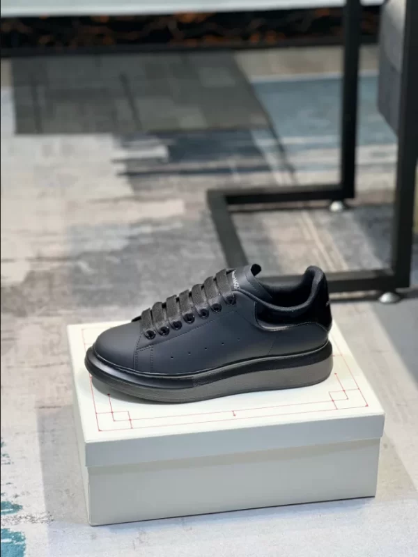 Alexander McQueen Oversized Sneaker - RAS15