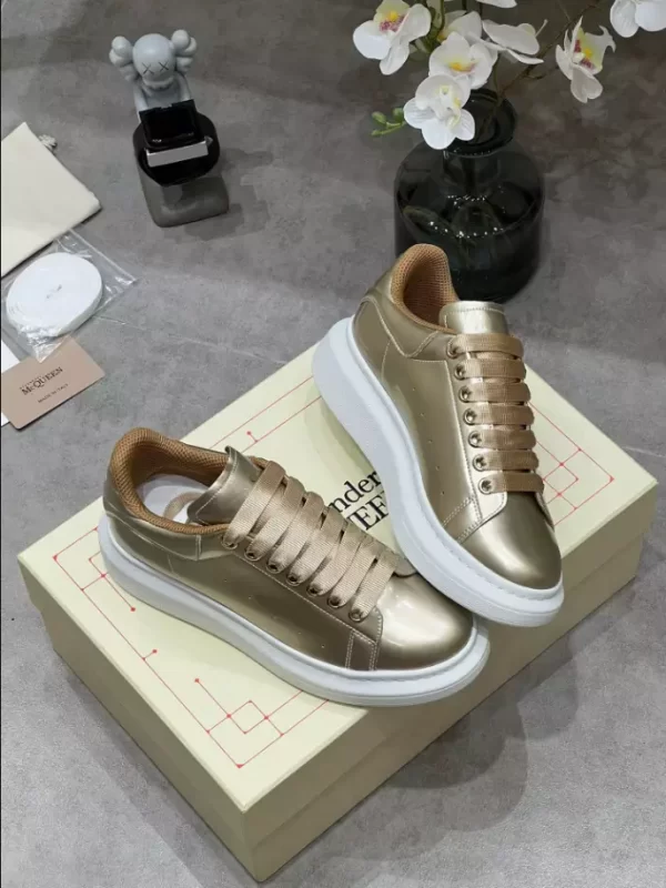 Alexander McQueen Oversized Sneaker - RAS28