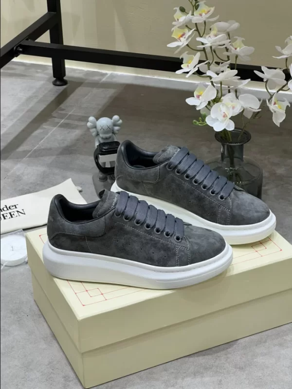 Alexander McQueen Oversized Sneaker - RAS32