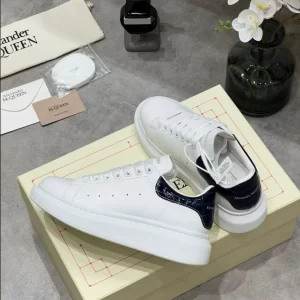 Alexander McQueen Oversized Sneaker - RAS33