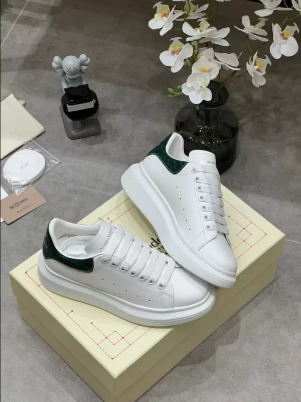 Alexander McQueen Oversized Sneaker - RAS35