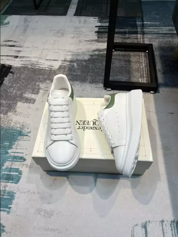 Alexander McQueen Oversized Sneaker - RAS26