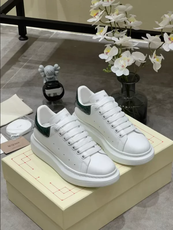 Alexander McQueen Oversized Sneaker - RAS35