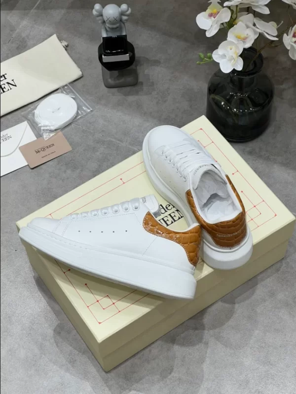 Alexander McQueen Oversized Sneaker - RAS37