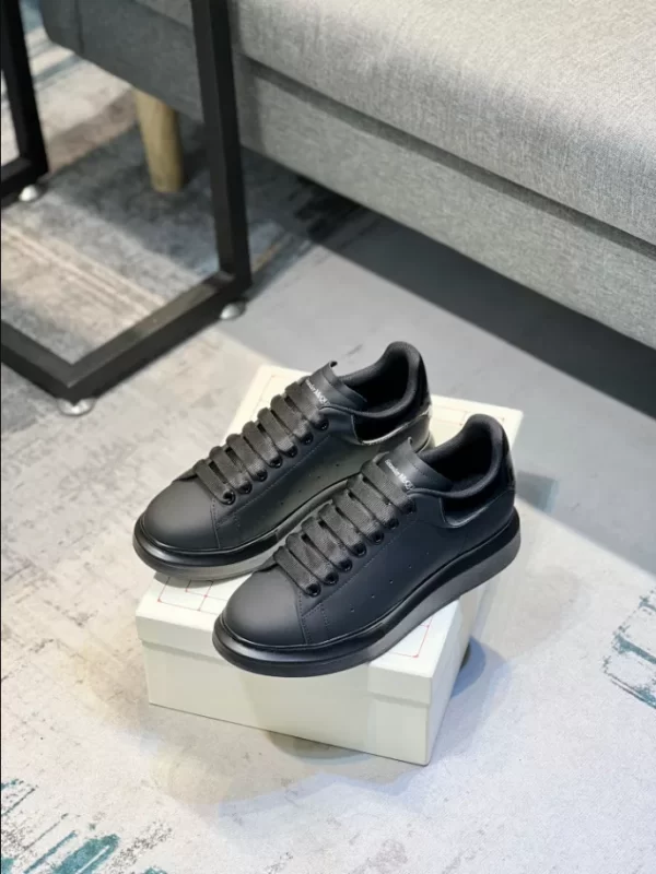 Alexander McQueen Oversized Sneaker - RAS15