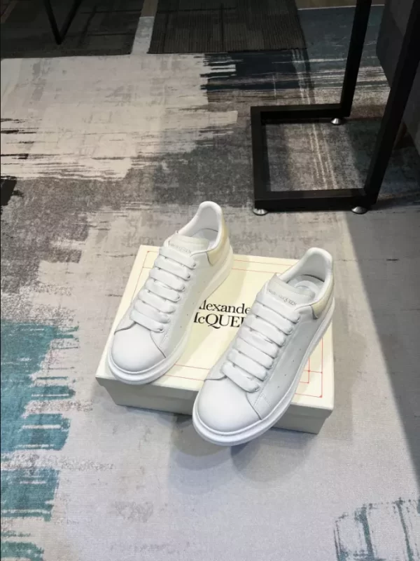 Alexander McQueen Oversized Sneaker - RAS17