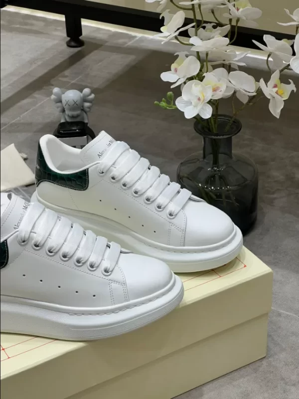 Alexander McQueen Oversized Sneaker - RAS35