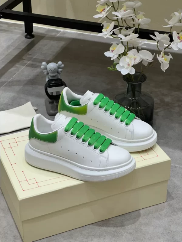 Alexander McQueen Oversized Sneaker - RAS50