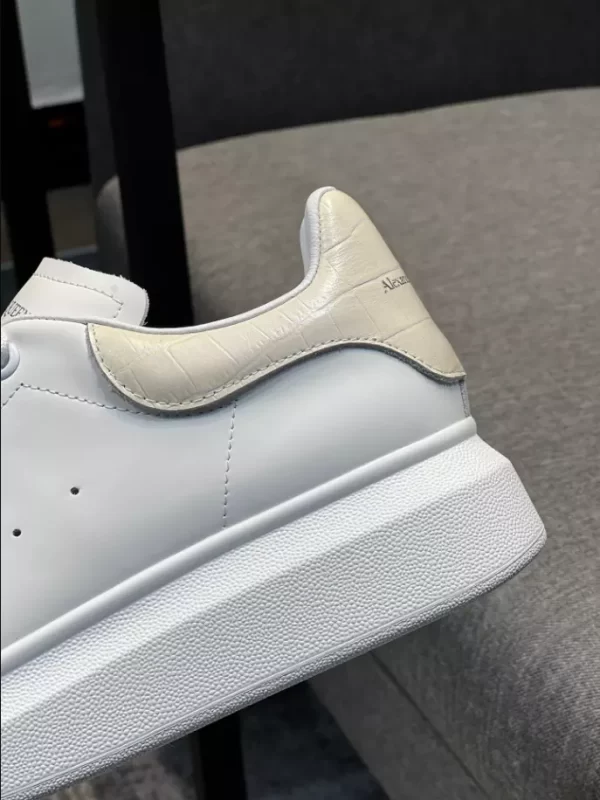 Alexander McQueen Oversized Sneaker - RAS17