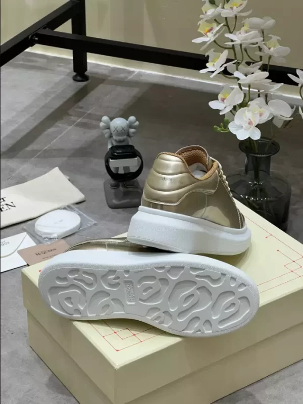 Alexander McQueen Oversized Sneaker - RAS28