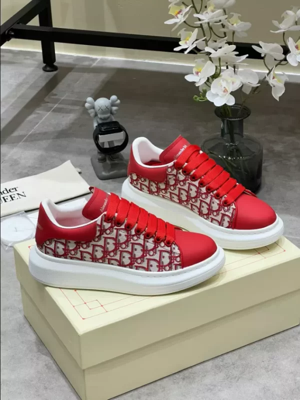 Alexander McQueen Oversized Sneaker - RAS55