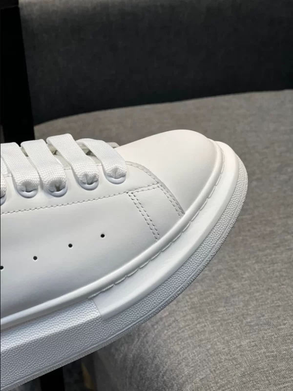 Alexander McQueen Oversized Sneaker - RAS16