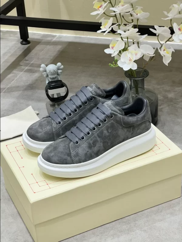 Alexander McQueen Oversized Sneaker - RAS32