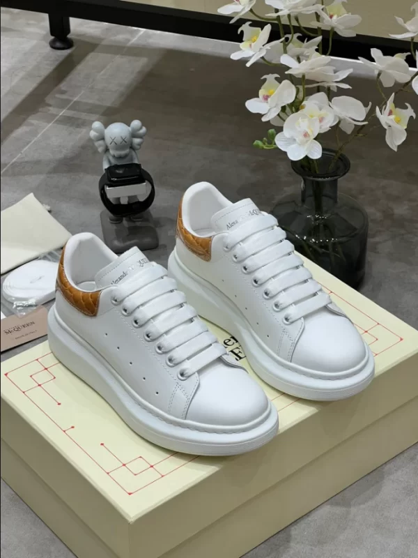 Alexander McQueen Oversized Sneaker - RAS37