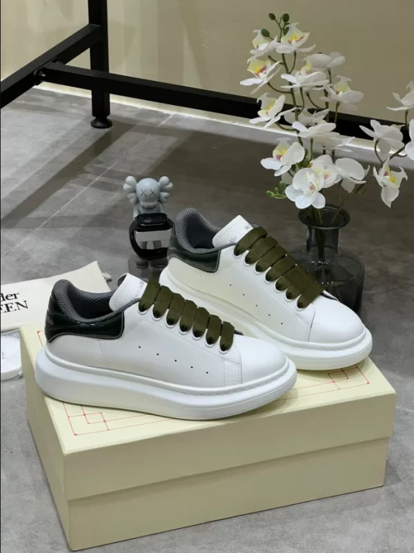 Alexander McQueen Oversized Sneaker - RAS38