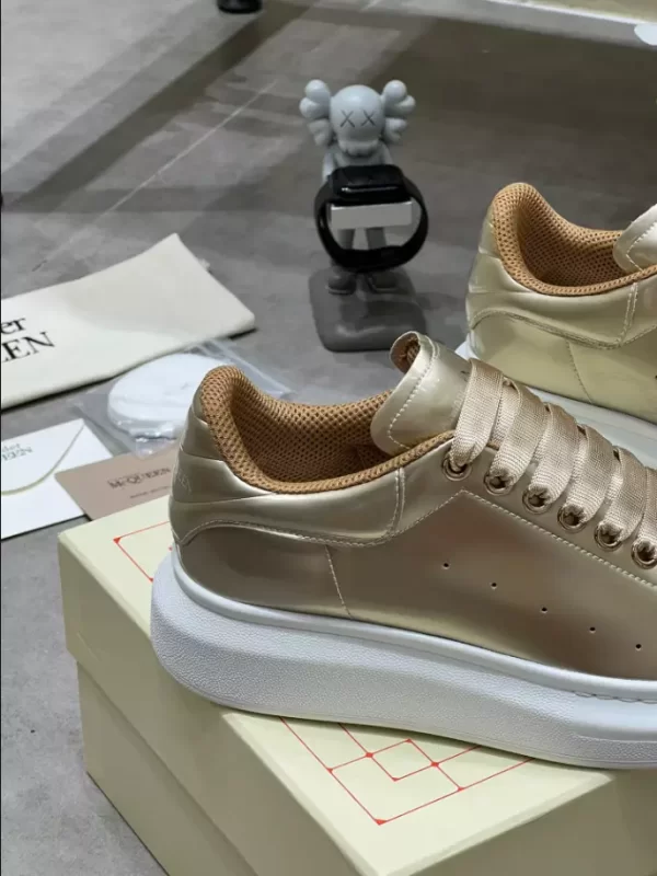 Alexander McQueen Oversized Sneaker - RAS28