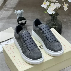 Alexander McQueen Oversized Sneaker - RAS32