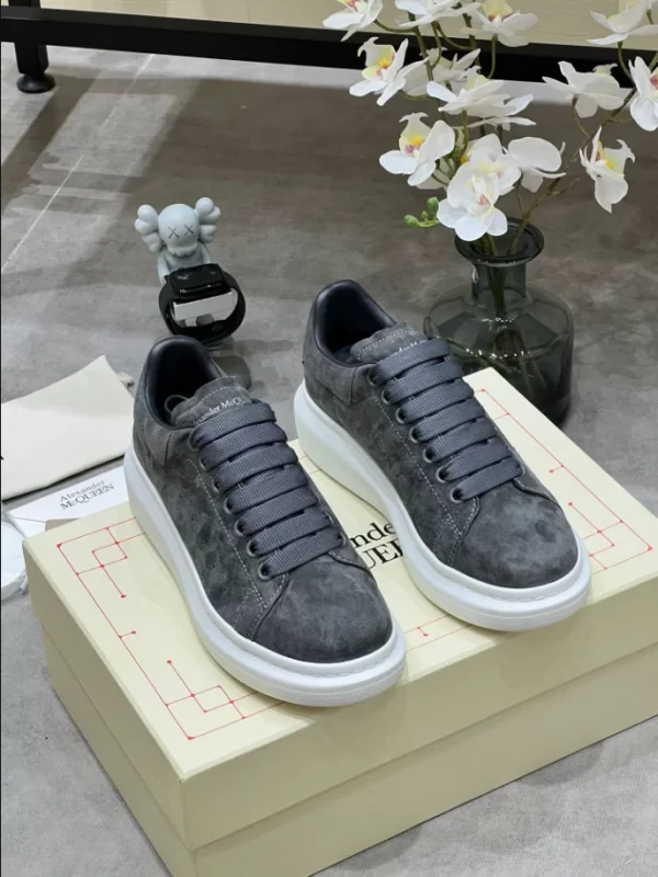 Alexander McQueen Oversized Sneaker - RAS32