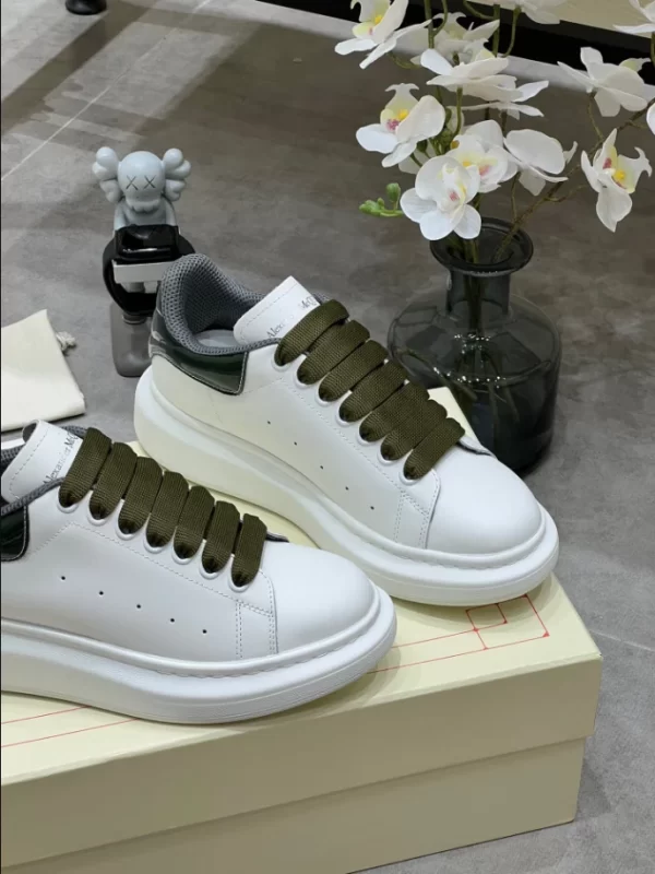 Alexander McQueen Oversized Sneaker - RAS38