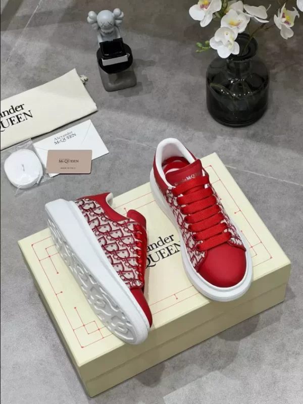 Alexander McQueen Oversized Sneaker - RAS55