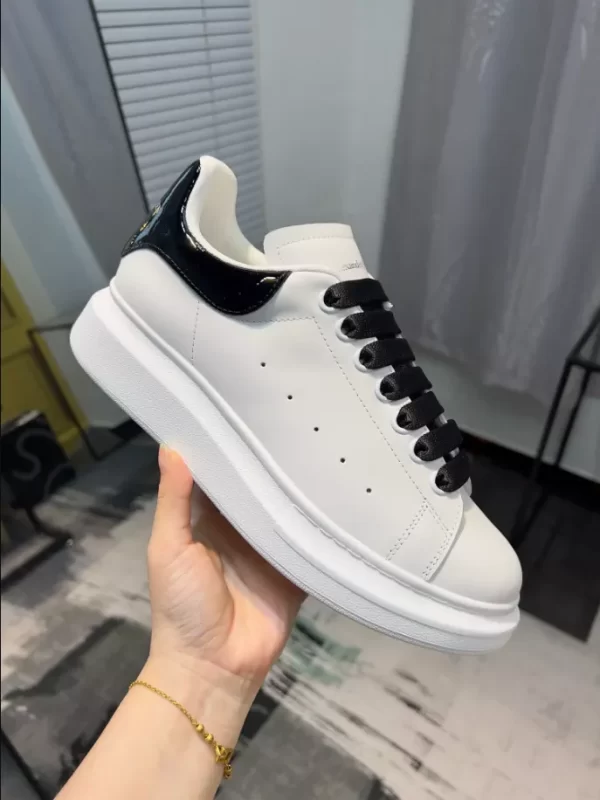 Alexander McQueen Oversized Sneaker - RAS14