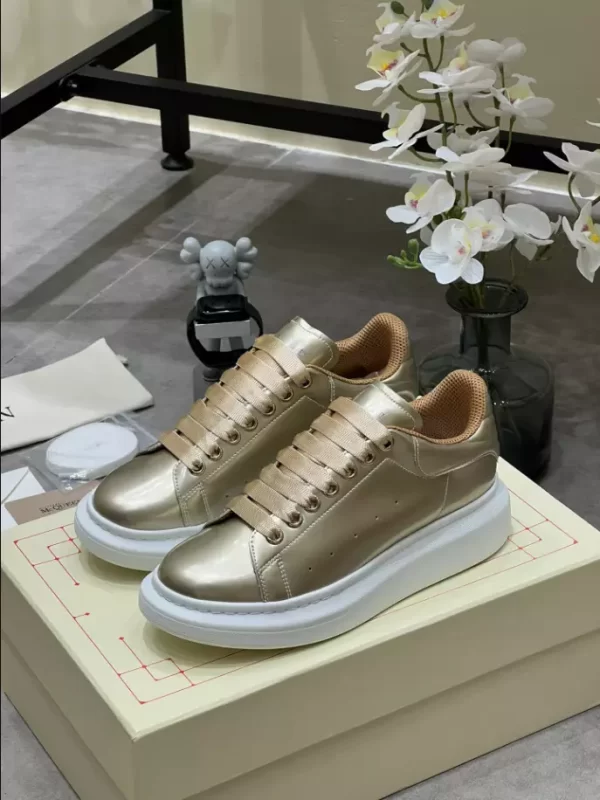 Alexander McQueen Oversized Sneaker - RAS28