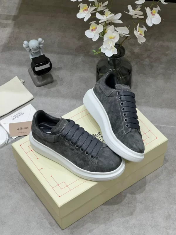 Alexander McQueen Oversized Sneaker - RAS32