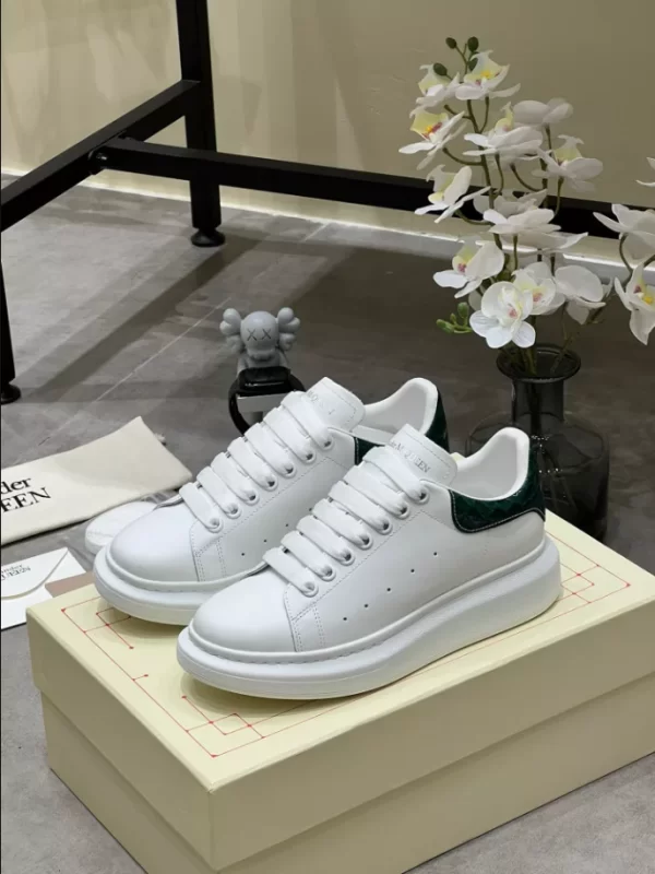 Alexander McQueen Oversized Sneaker - RAS35