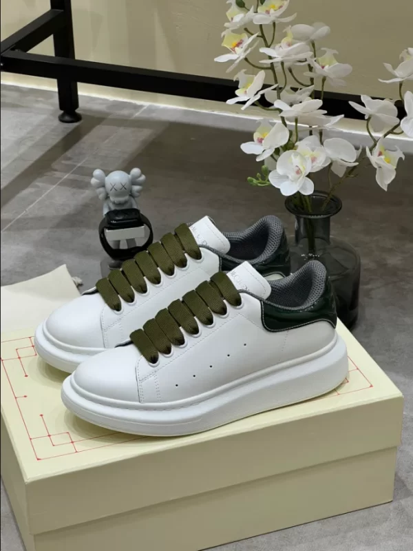 Alexander McQueen Oversized Sneaker - RAS38