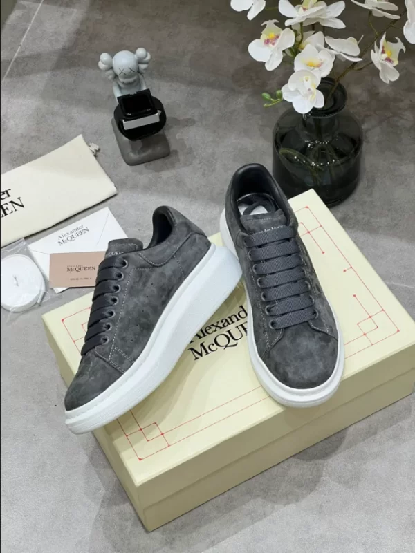 Alexander McQueen Oversized Sneaker - RAS32