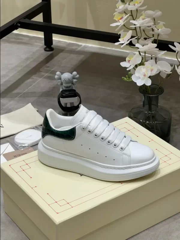 Alexander McQueen Oversized Sneaker - RAS35