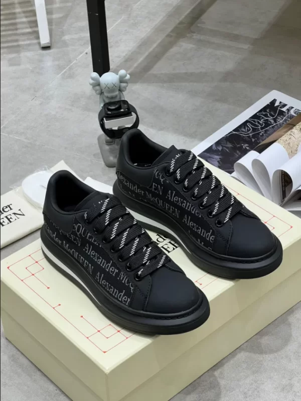 Alexander McQueen Oversized Sneaker - RAS57