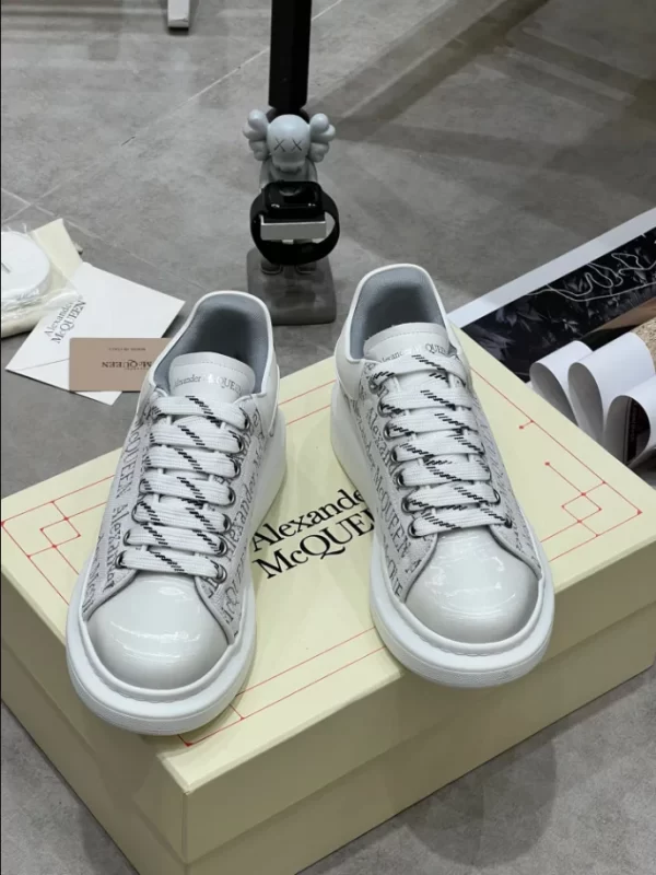 Alexander McQueen Oversized Sneaker - RAS65