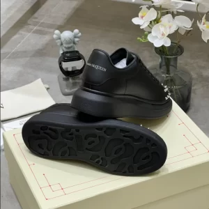 Alexander McQueen Oversized Sneaker - RAS30