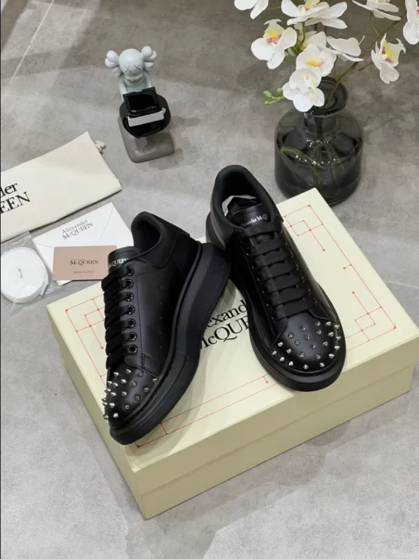 Alexander McQueen Oversized Sneaker - RAS30