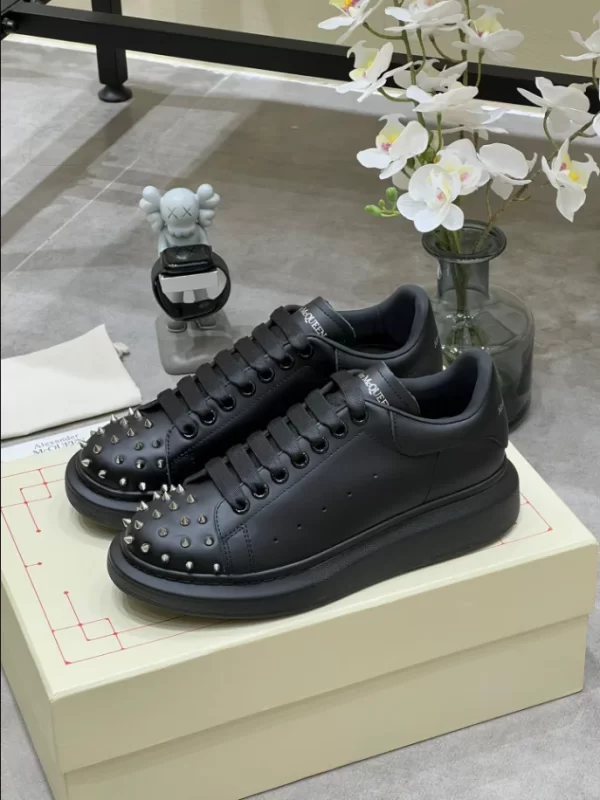 Alexander McQueen Oversized Sneaker - RAS30