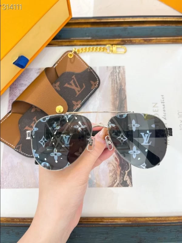 Louis Vuitton Sunglasses – LRS22