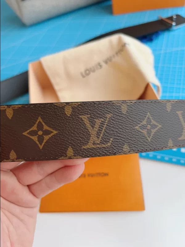 LV Initiales 40MM Reversible Belt - B006