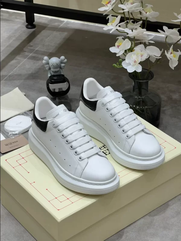 Alexander McQueen Oversized Sneaker - RAS36