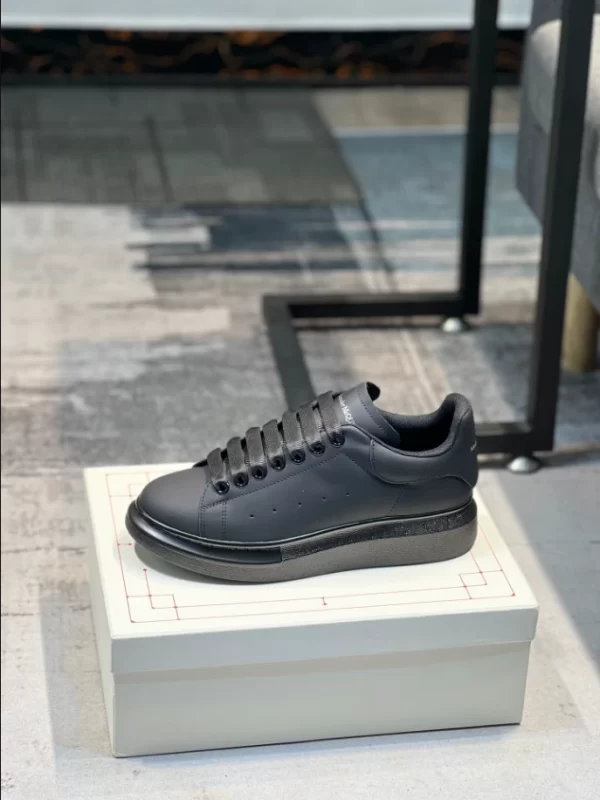 Alexander McQueen Oversized Sneaker - RAS11