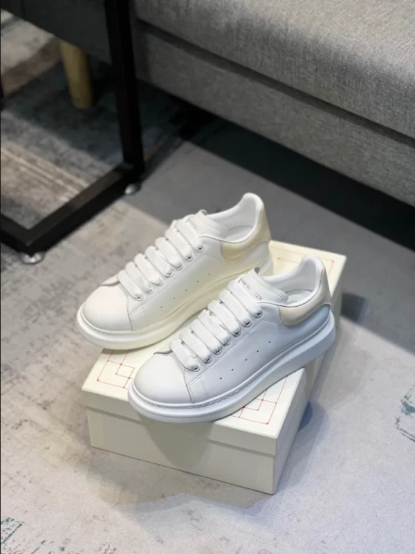 Alexander McQueen Oversized Sneaker - RAS20