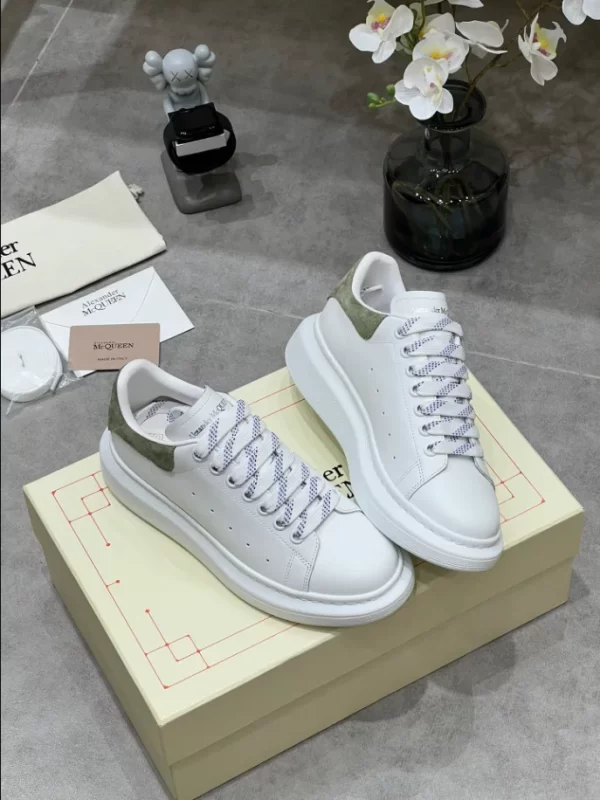 Alexander McQueen Oversized Sneaker - RAS52