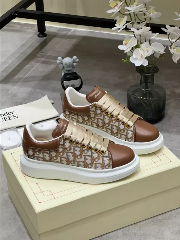 Alexander McQueen Oversized Sneaker - RAS54