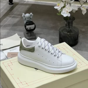 Alexander McQueen Oversized Sneaker - RAS52