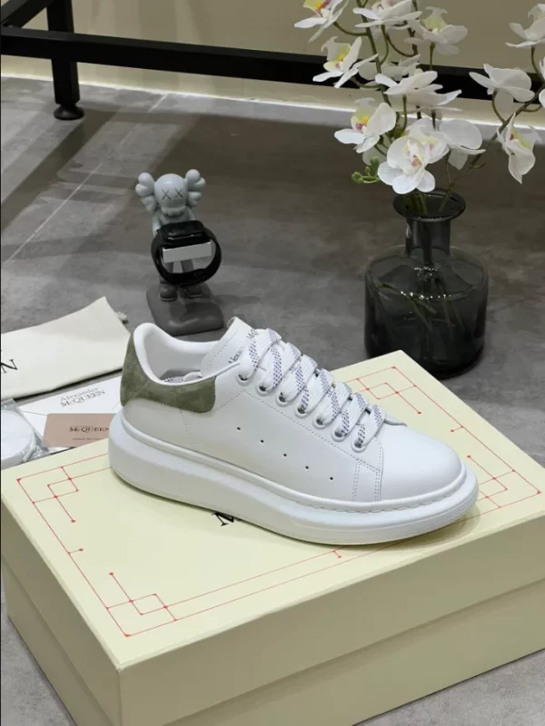 Alexander McQueen Oversized Sneaker - RAS52