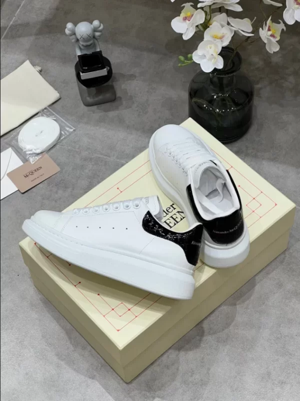 Alexander McQueen Oversized Sneaker - RAS36