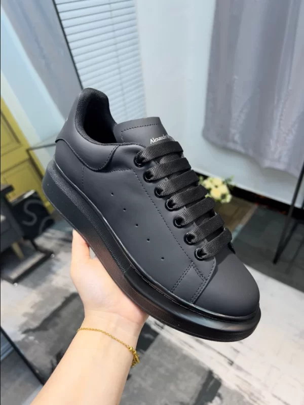 Alexander McQueen Oversized Sneaker - RAS11